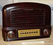 Airline 24BR-521B bakelite Table Radio (1941)