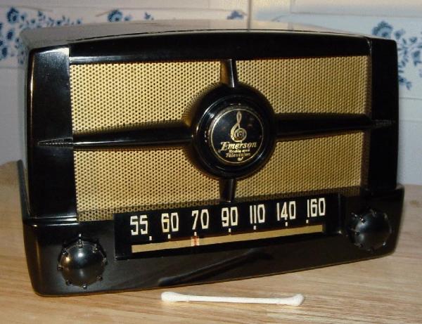 Emerson Model 587B Table Radio (1949)