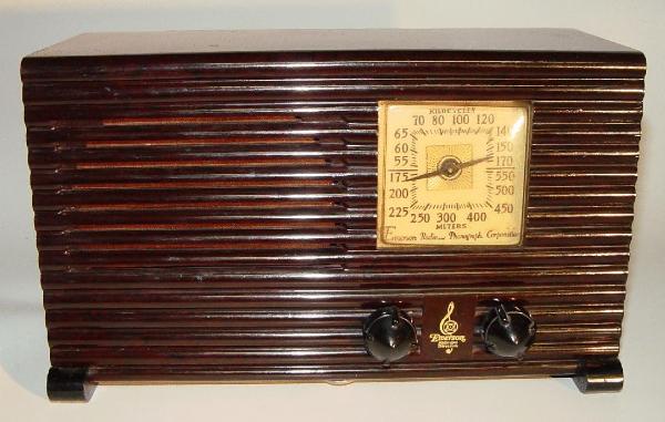 Emerson AX-211 Bakelite Table Radio (1938)