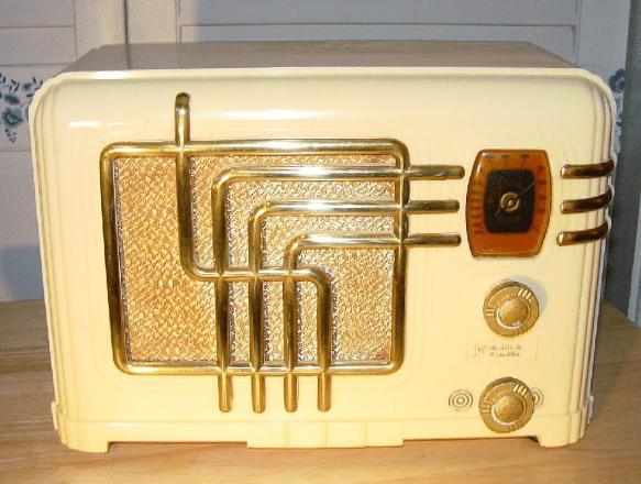 Fada 260G Ivory Plaskon Table Radio (1936)
