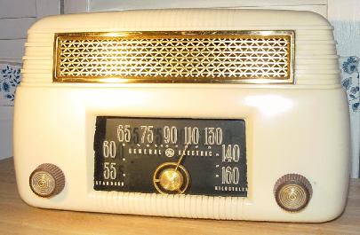 GE Model 201 Ivory Plastic Table Radio (1946)
