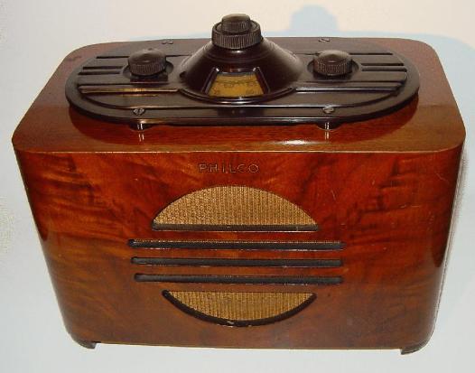 Philco 37-604C Compact Table Radio (1937)