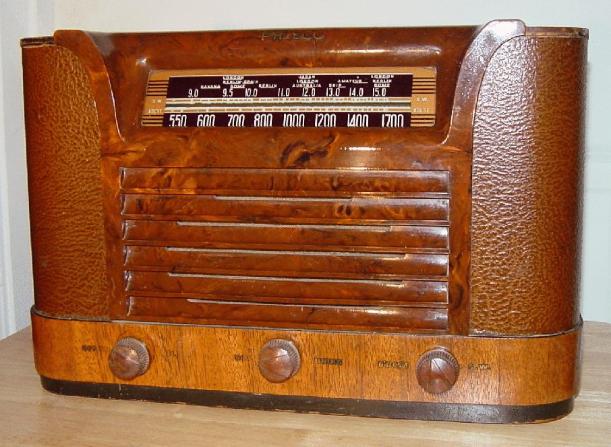 Philco 42-323T Table Radio (1942)