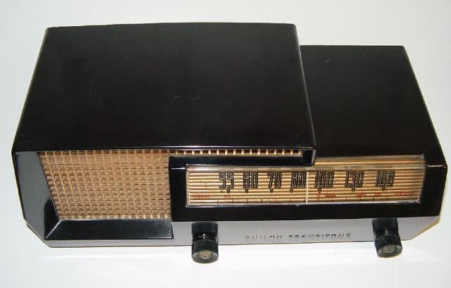 Philco 53-563 Plastic Table Radio (1953)