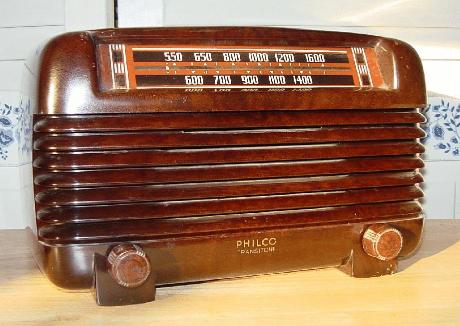 Philco PT-4 Bakelite Table Radio (1941)