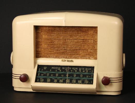 RCA Model 5Q56 Ivory Bakelite Table Radio (1939)