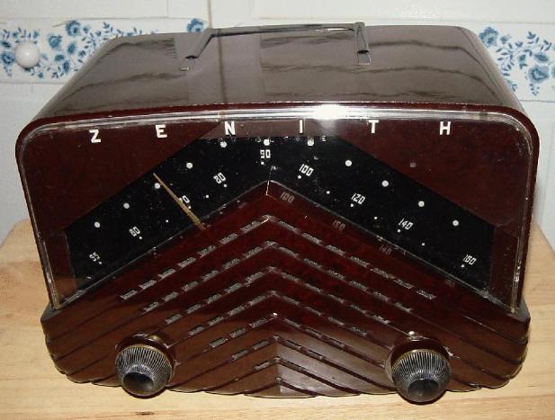 Zenith model 6-D-014 Bakelite Table Radio (1946)