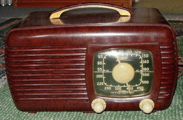 Zenith 6-D-510 Bakelite Table Radio (1941)