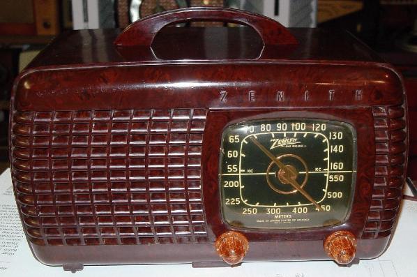 Zenith 6-D-520 Bakelite Table Radio (1941)