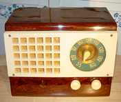 Emerson 520 catalin Table Radio (1946)