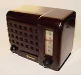 Emerson 540A (brown bakelite) Compact Table Radio (1947)