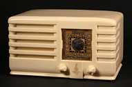 Emerson EP-381 (ivory plaskon) Compact Table Radio (1941)