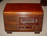 Philco 41-250T Slant-Front Table Radio (1941)