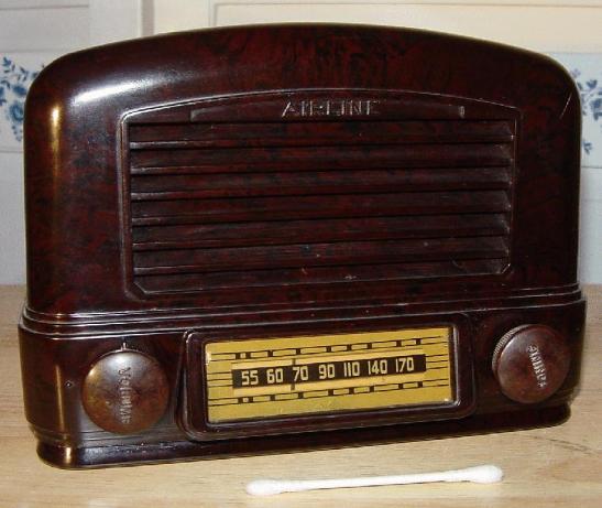 Airline Model 24BR-521B Compact Bakelite Table Radio (1941)