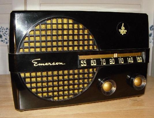 Emerson Model 652 Bakelite Table Radio (1950)
