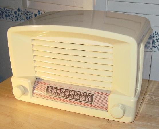 GE Model 114W Table Radio (1946)