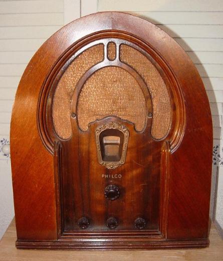 Philco 18B Baby Grand Cathedral-Style Radio (1933)
