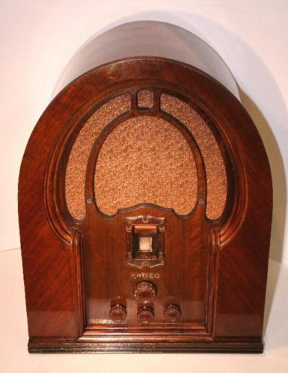 Philco Model 19 Baby Grand Cathedral Radio (1933)