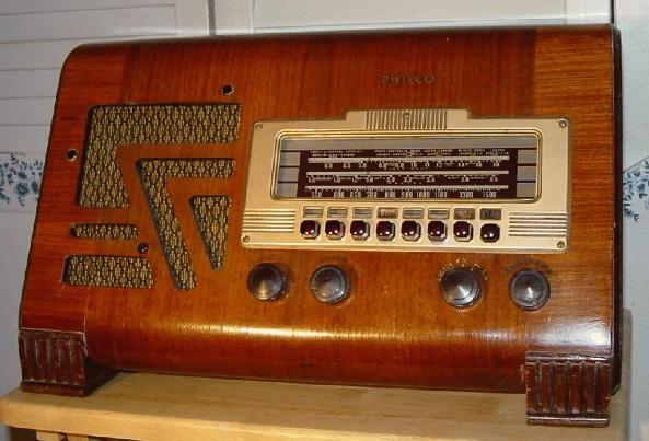 Philco 40-155T Slant-Front Table Radio (1940)