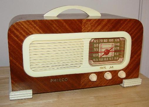 Philco 41-221CI Compact Table Radio (1941)