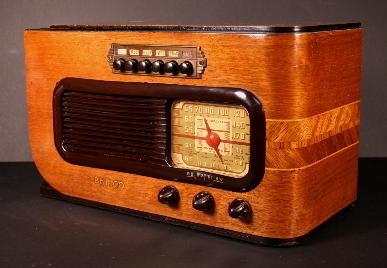 Philco 41-226C Compact Table Radio (1941)