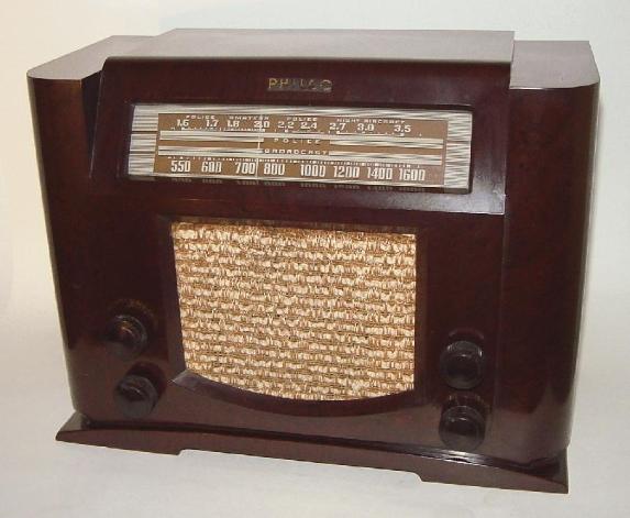 Philco 41-230 Bakelite Table Radio (1941)