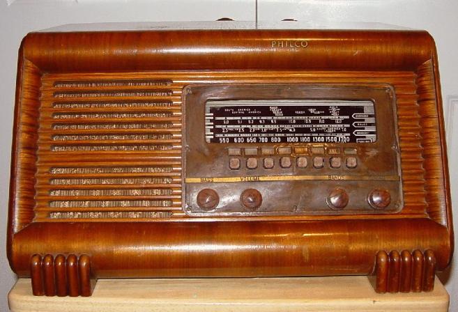 Philco 41-255T Slant-Front Table Radio (1941)