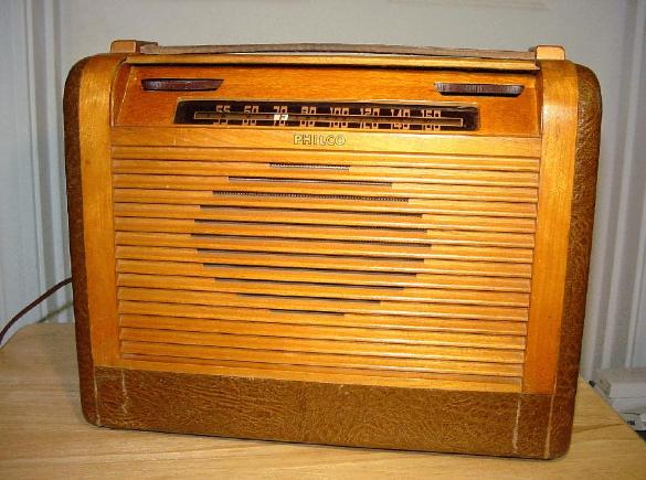Philco 46-350 Portable Tube Radio (1946)
