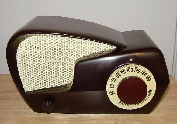 Philco 49-501 'Boomerang' Bakelite Table Radio (1949)
