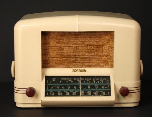 RCA Model 5Q56 Ivory Bakelite Table Radio (1939)