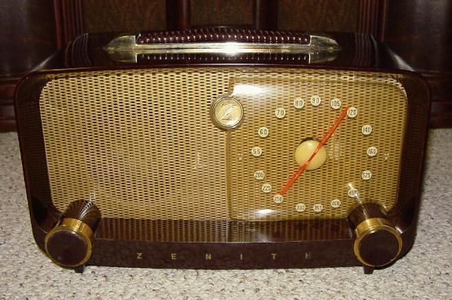 Zenith 5-D-811 Bakelite Table Radio (1949)
