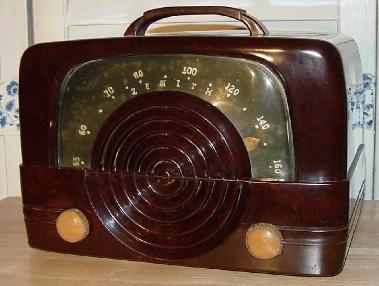 Zenith 6-D-614 Bakelite Table Radio (1942)