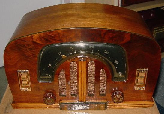 Zenith 6-D-2615 Boomerang Style Table Radio (1942)