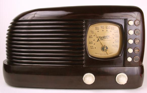 Zenith 6-D-314 Bakelite Table Radio (1939)
