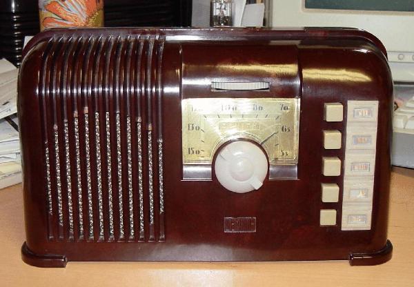 Zenith 6-D-413 Bakelite Table Radio with Upside-Down Chassis (1940)